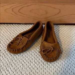 Minnetonka Size 2 Kids Brown Moccasins Slip On Shoes Style 2402